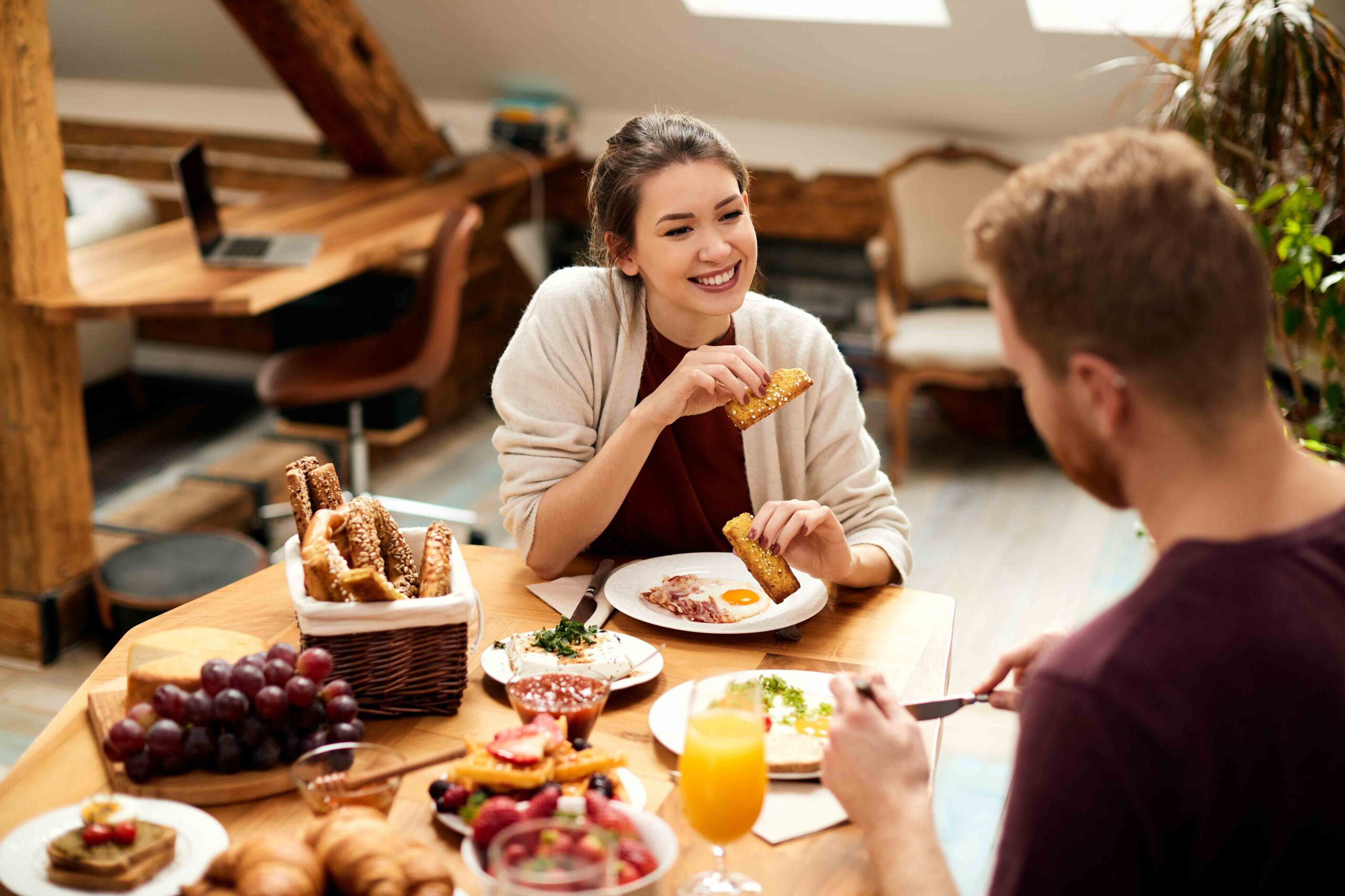 Have supper. Социальные ситуации и еда. Eating Breakfast. Woman have supper